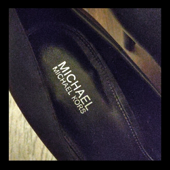 MICHAEL Michael Kors Classic Heels - Picture 3 of 10